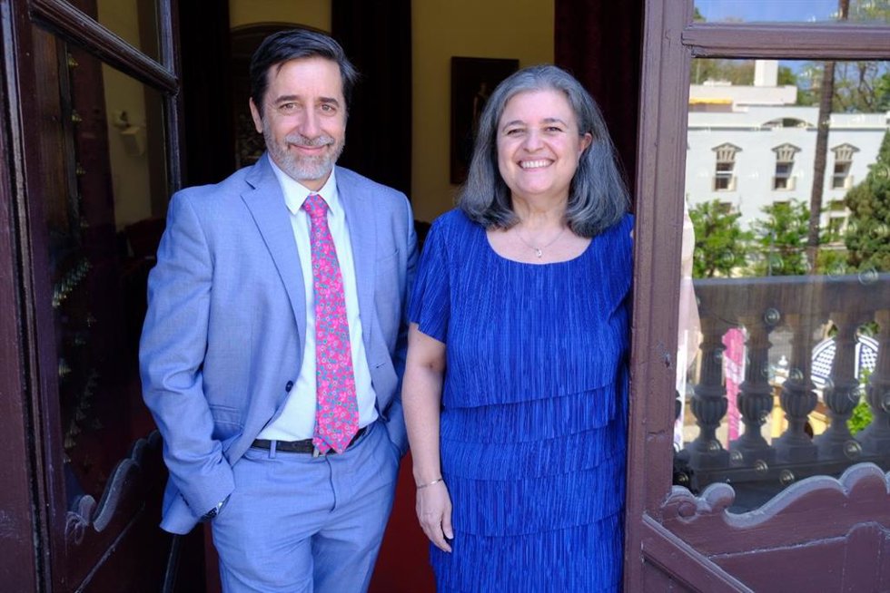 El decano de Química, Juan Luis Pérez Bernal, y María Gloria Ruiz González, directora del Instituto de Idiomas de la Universidad de Sevilla.