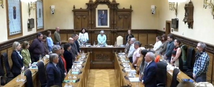 La Corporación gijonesa guarda en el último Pleno ordinario del mandato un minuto de silencio para la que fuera portavoz de Podemos-Equo Xixón, Yolanda González Huergo, fallecida en agosto de 2020.