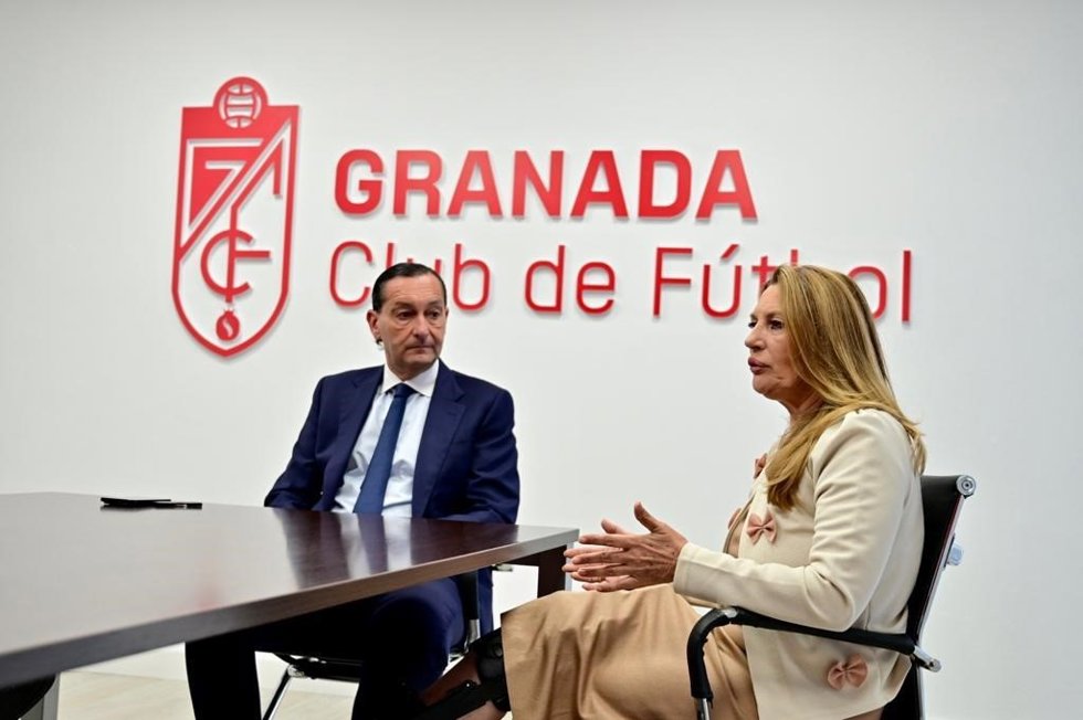 La candidata de Ciudadanos (Cs) a la Alcaldía de Granada, Concha Insúa, en un encuentro en el Granada Club de Fútbol  .