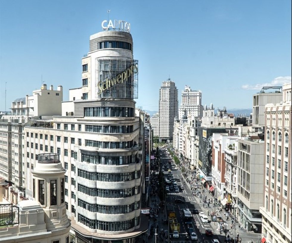 El hotel Vincci Capitol estrena nuevo letrero en el emblemático edificio Carrión