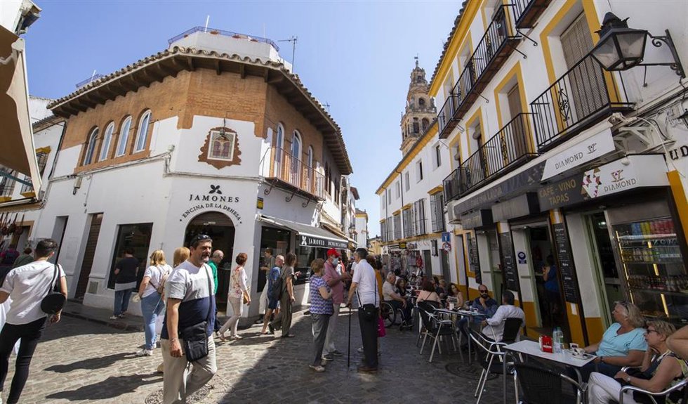 Archivo - Varias personas pasean por el barrio judío, a 10 de mayo de 2022, en Córdoba, Andalucía (España). 