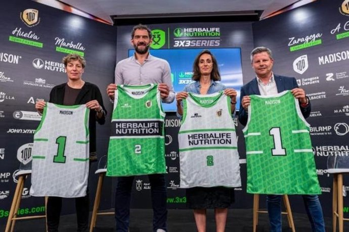 De izda a dcha: Elisa Aguilar, Jorge Garbajosa, Cristina Delgado y Juan Méndez, tras la presentación del IV Circuito Herbalife Series 3x3