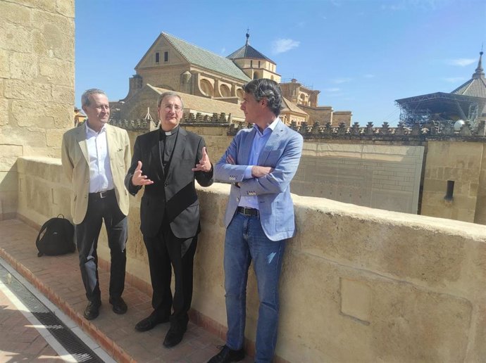 El deán (centro), entre los CEO de Frade Arquitectos y Empty, en el mirador del futuro Centro de Recepción de Visitantes de la Mezquita de Córdoba.