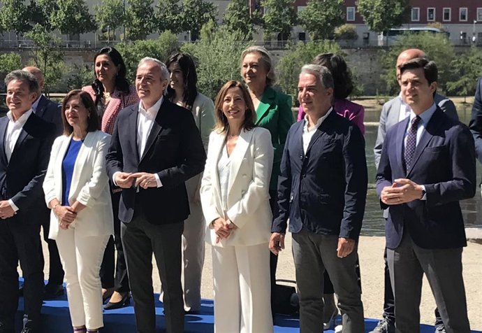 El coordiandor general del PP, Elías Bendodo, ha pesentado la candidatura del PP al Ayuntamiento de Zaragoza, que encabeza Natalia Chueca, y ha asisitod el presidente del PP-Aragón, Jorge Azcón