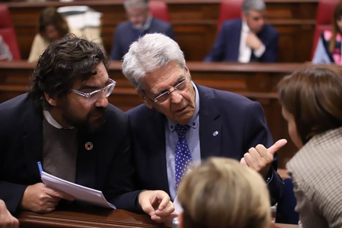 Archivo - El consejero de Administraciones Públicas, Justicia y Seguridad del Gobierno de Canarias, Julio Pérez, en el Pleno del Parlamento