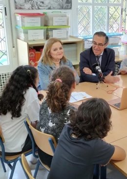 El delegado de Desarrollo Educativo y Formación Profesional y de Universidad, Investigación e innovación, Miguel Briones, celebra el Día Internacional de Libro con la comunidad educativa