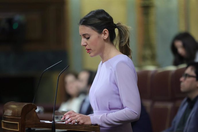 La ministra de Igualdad, Irene Montero, interviene durante una sesión plenaria en el Congreso de los Diputados, a 20 de abril de 2023, en Madrid (España). 