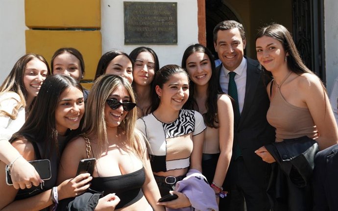 El presidente del PP-A y de la Junta, Juanma Moreno, en una visita a Arahal (Sevilla).