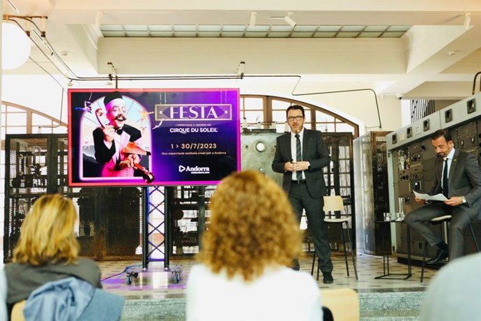El ministro de Turismo y Telecomunicaciones en funciones de Andorra, Jordi Torres, y el director general de Andorra Turisme, Betim Budzaku, en la presentación del espectáculo 'Festa' de Cirque du Soleil