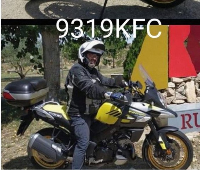 Imagen del hombre desaparecido, junto a su moto y la matrícula.