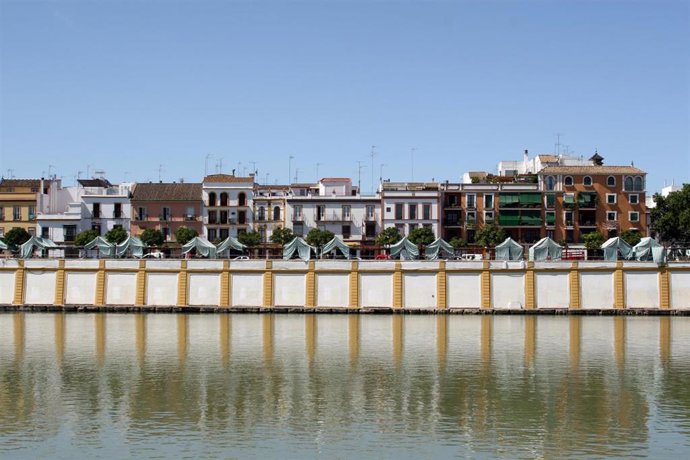 Archivo - Imagen de archivo de la calle Betis, donde se celebra cada mes de julio la Velá de Santa Ana. 