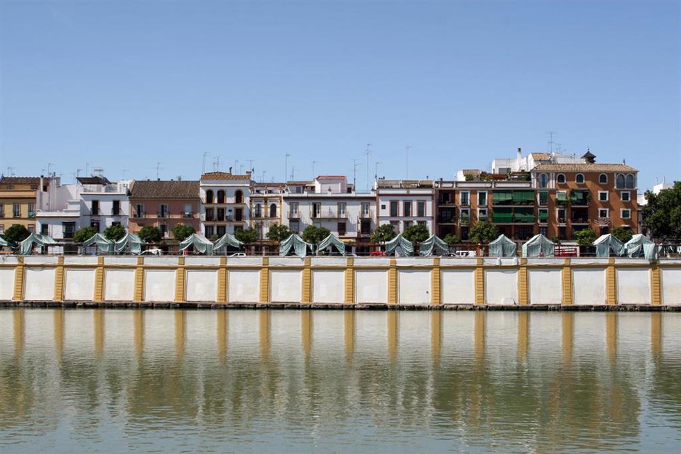 Archivo - Imagen de archivo de la calle Betis, donde se celebra cada mes de julio la Velá de Santa Ana. 