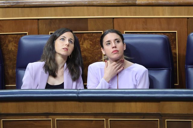 La secretaria general de Podemos y ministra de Derechos Sociales y Agenda 2030, Ione Belarra y la ministra de Igualdad, Irene Montero
