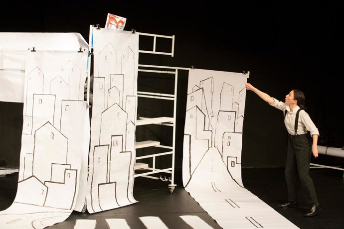 El Teatro Cánovas acoge 'Una storia Sottosopra', una delicada obra gestual y trepidante realizada en papel