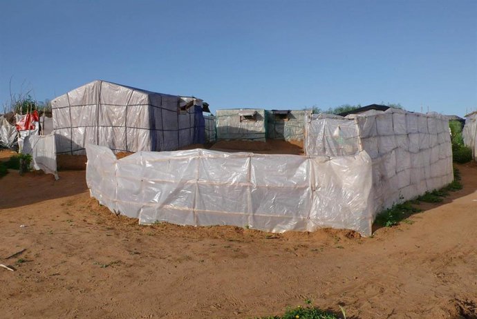 Archivo - Chabola de uno de los asentamientos de la provncia de Huelva en una imagen de archivo.