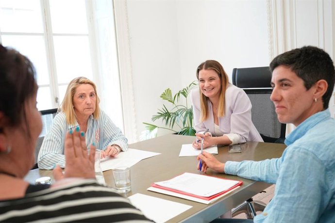 Reunión de la presidenta del PP, Marga Prohens, con la presidenta de ELA Balears, Cati Rigo.