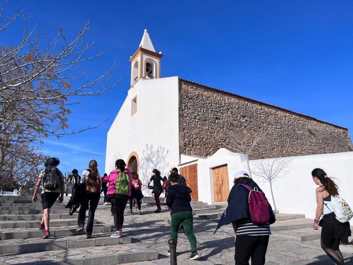 Varios excursionistas participan en una actividad en el marco de la campaña 'Mou la llengua'.