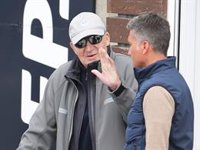 El Rey Juan Carlos se relaja por fin y muestra su lado más simpático (con una pandereta) tras navegar por la mañana