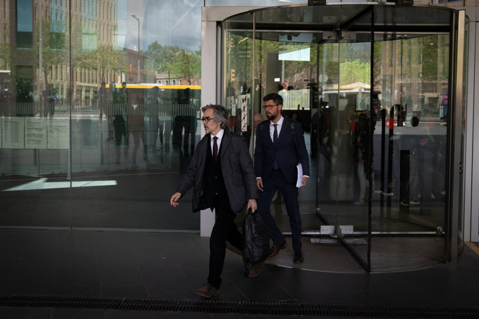 El abogado de Dani Alves, Cristóbal Martell a su salida de un juicio por el 'caso Alves', en la Ciudad de la Justicia de Barcelona, a 17 de abril de 2023, en Barcelona, Catalunya (España).