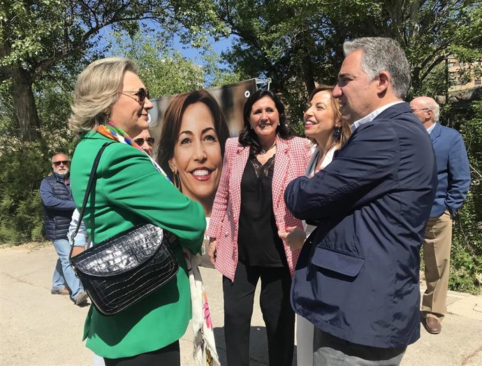 La candidata del PP al Ayuntamiento de Zaragoza, Natalia Chueca, con el coordinador general del PP, Elías Bendodo, y la última de la lista, la exalcaldesa, Luisa Fernanda Rudi