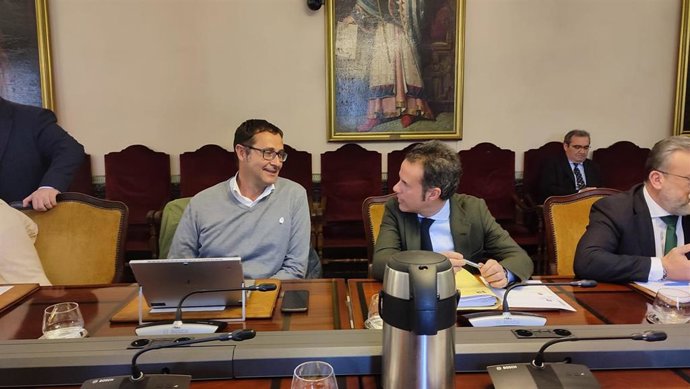 Los concejales no adscritos José Luis Costillas e Ignacio Cuesta, antiguos integrantes de Ciudadanos, en el pleno municipal
