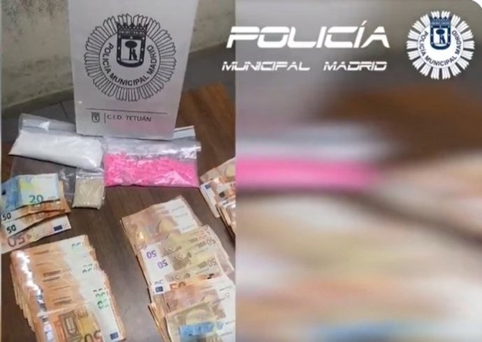 Dinero en efectivo y sustancias estupefacientes incautadas por la Policía.