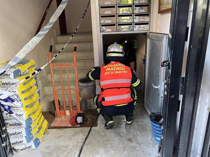 Intervención de Bomberos para ventilar el sótano donde se ha producido el accidente laboral.