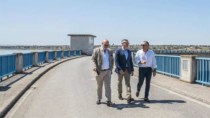 Manuel Gavira con Alejandro Hernández y Ventura Redondo en el embalse de La Colada.