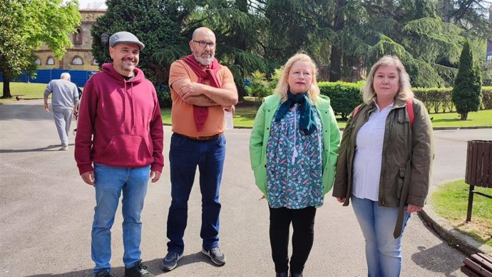 La candidata de Podemos Oviedo a la Alcaldía, Belén Suárez Prieto, se reúne junto a miembros de su candidatura con el portavoz de SOS Viejo Hospital, Nacio González.