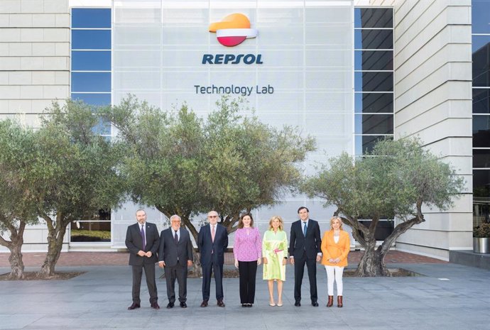 De izq. A dcha.: Fernando Ruiz, (Repsol); Pere Navarro, (Tráfico); Antonio Brufau, presidente de Repsol; María José Rallo, secretaria general de Transportes; Marta Blázquez, (Faconauto); Antonio Calada (Repsol) y Pilar Fernández (Faconauto)