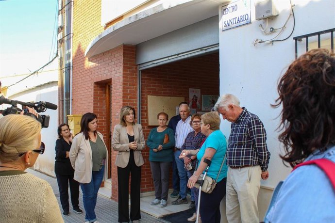 Montes y Romero (centro), ante el Centro Médico de Navas del Selpillar.