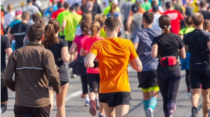 Gente participando en una maratón