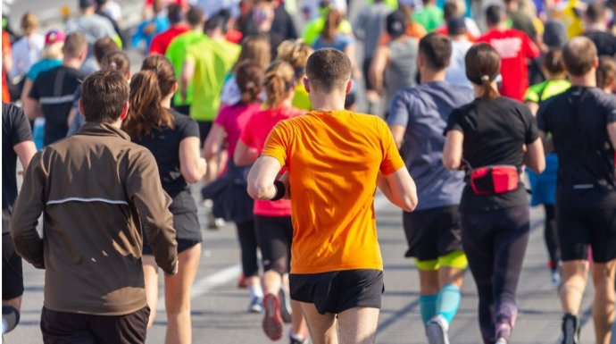 Gente participando en una maratón