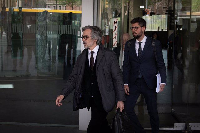 El abogado de Dani Alves, Cristóbal Martell a su salida de un juicio por el 'caso Alves', en la Ciudad de la Justicia de Barcelona, a 17 de abril de 2023, en Barcelona, Catalunya (España).