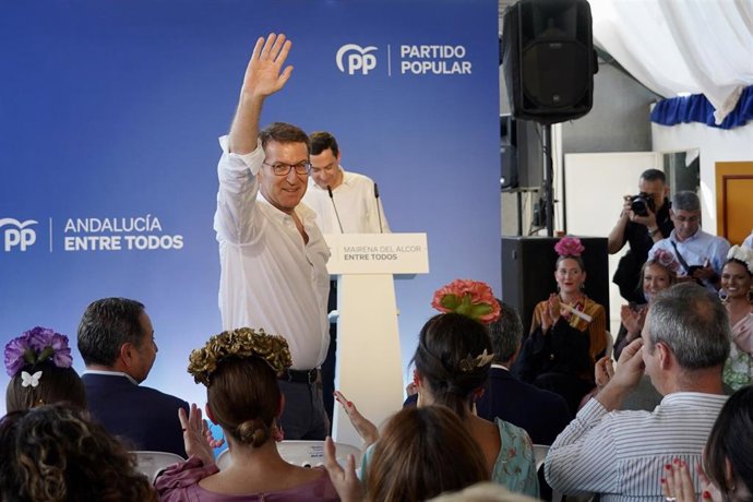Archivo - El presidente del PP, Alberto Núñez Feijóo, y el del PP-A, Juanma Moreno, en un acto en la feria de Mairena del Alcor (Sevilla).