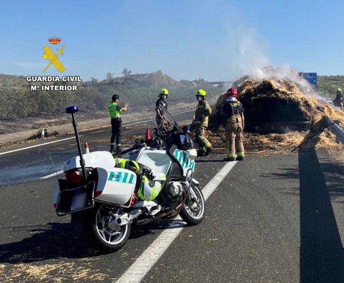 Incendio de un camión cargado con paja a la altura de Hinojal