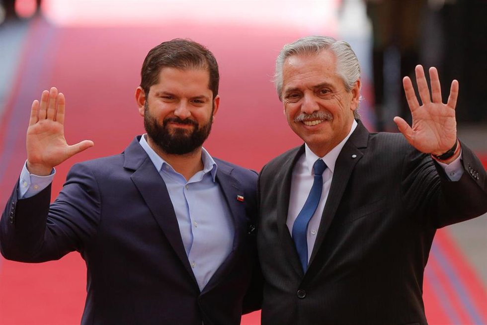 05 April 2023, Chile, Santiago: President of Chile Gabriel Boric (L) receives President of Argentina Alberto Fernandez at La Moneda Palace. Photo: Diego Martin/Agencia Uno/dpa
