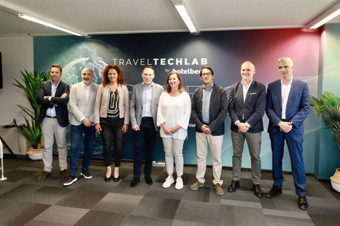 La presidenta del Govern, Francina Armengol; la presidenta del Consell de Mallorca, Catalina Cladera; el conseller de Modelo Económico, Turismo y Trabajo, Iago Negueruela, y el conseller insular de Turismo y Deportes, Andreu Serra.