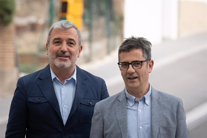 El ministro de la Presidencia, Relaciones con las Cortes y Memoria Democrática, Félix Bolaños (d), y el candidato a la alcaldía de Barcelona, Jaume Collboni (PSC) (i), ofrecen una rueda de prensa, a 20 de abril de 2023, en Barcelona.