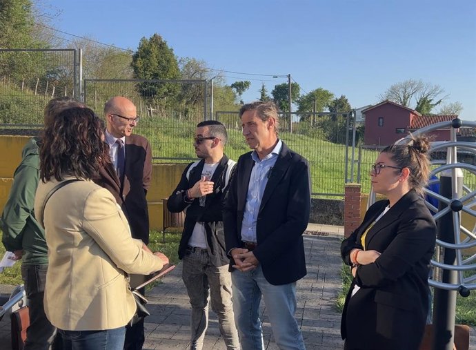 El candidato socialista a la Alcaldía de Oviedo, Carlos Fernández Llaneza, durante su visita a La Manjoya