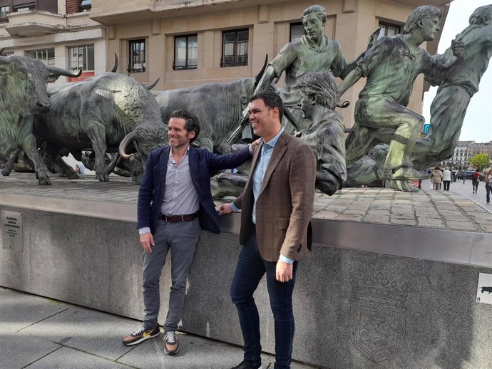 El portavoz de campaña y vicesecretario de Cultura y Sociedad Abierta del PP, Borja Sémper, junto al presidente del PPN, Javier García