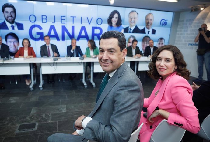 La presidenta de la Comunidad de Madrid, Isabel Díaz Ayuso, y el presidente de la Junta de Andalucía, Juanma Moreno, posan durante la Junta Directiva Nacional del PP, a 10 de abril de 2023, en Madrid (España). (Foto de archivo).
