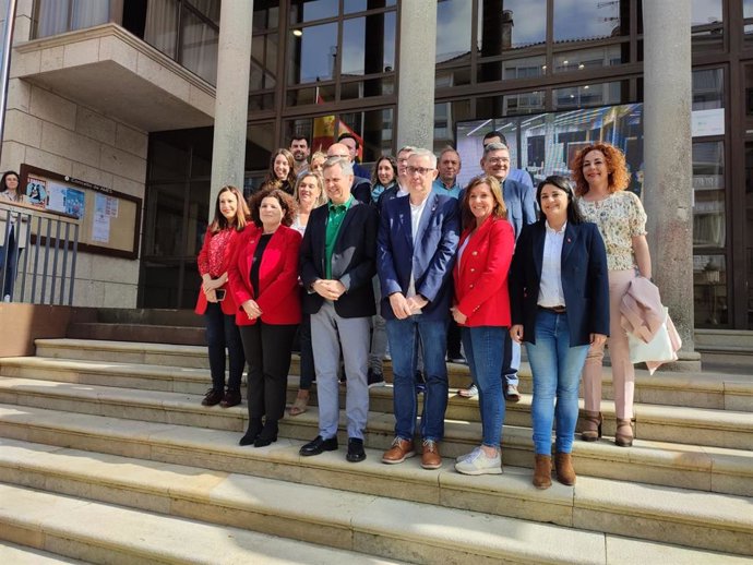 El ministro de Sanidad, José Miñones, junto a miembros de la corporación local de Ames (A Coruña), municipio de donde fue alcalde