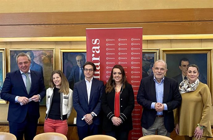 La candidata de Vox a la Presidencia del Principado, Carolina López, en los 'Encuentros con' celebrados en la Cámara de Comercio de Oviedo