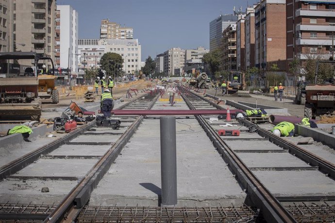 Archivo - Albañiles durante las obras de ampliación del tranvía y el corredor verde en la avenida de San Francisco Javier, en una imagen de archivo.