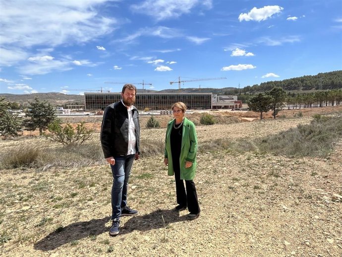 La candidata del PSOE a la Alcaldía de Teruel, Rosa López Juderías, y el número dos de la lista municipal, José Guillén, en una de las futuras zonas de desarrollo de Teruel.