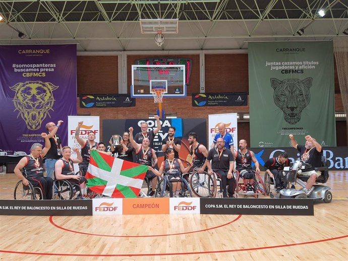 Archivo - El Bidaideak Bilbao celebra la conquista de la Copa del Rey de baloncesto en silla de ruedas