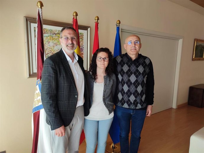 El concejal de Deportes, Rubén Antoñanzas, ha recibido esta mañana en el Ayuntamiento de Logroño a la tiradora con discapacidad Cristina Ortega