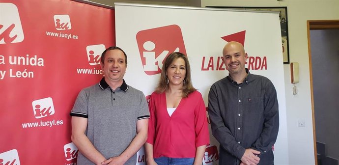 Carlos Serrano (izda), Ana Peñalosa y Ángel Galindo, terna que encabeza la lista electoral de IU Segovia