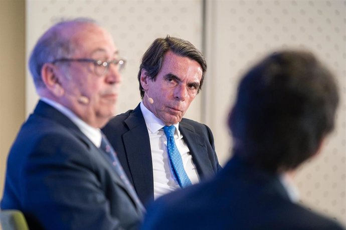 El expresidente del Gobierno y presidente de Atlántico Instituto de Estudios, AIE, José María Aznar (d), y el expresidente del PSE y ex parlamentario vasco, Nicolás Redondo (i), participan en una nueva sesión del Aula de Liderazgo AIE-UFV